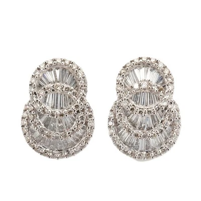 Pendientes baguette y diamantes redondos de oro blanco de 18 quilates de 3,36 quilates Foto 1 de 3