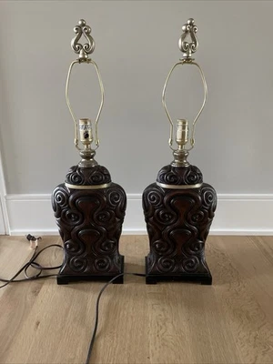 Par de lámparas de mesa Uttermost talladas en madera, vintage Foto 1 de 4