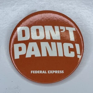 ¡No entres en pánico! Federal Express Original Pinback Botón Vintage Naranja 2.25” - Imagen 1 de 3