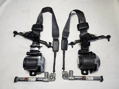2013 - 2017 GMC Acadia Denali Drivers & Passengers Front Seat Belts (OEM) Black  — 第 1/4 张图片