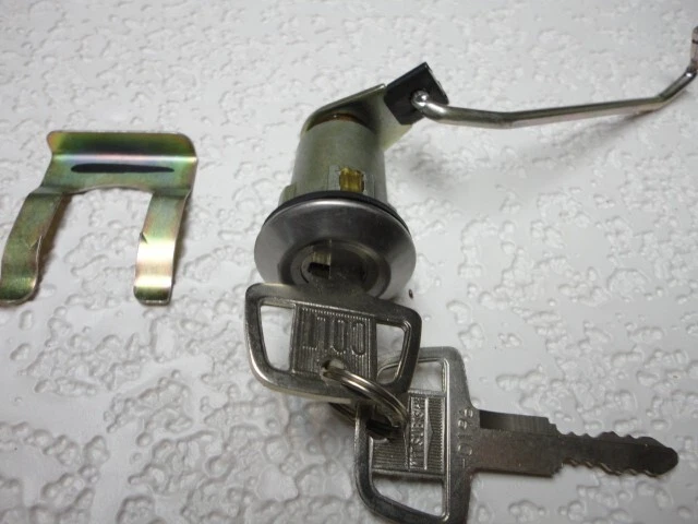 N.O.S. Cerradura puerta Dodge Colt con retenedor y varilla Mitsubishi MA154621 Foto 1 de 3