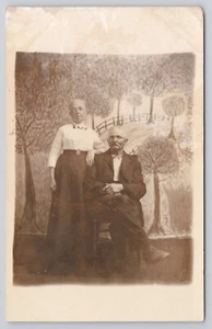 RPPC älteres Paar Mann Frau Bäume Hintergrund Echtfoto um 1904-1918 Postkarte - Bild 1 von 2