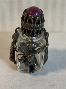 Botella de perfume vintage francesa miniatura superpuesta querubines rubí estrás superior - Imagen 1 de 7