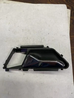 Mercedes Benz. Manija puerta izquierda W124 260E 300E 300D 400E E320 124-760 01 61. Foto 1 de 4