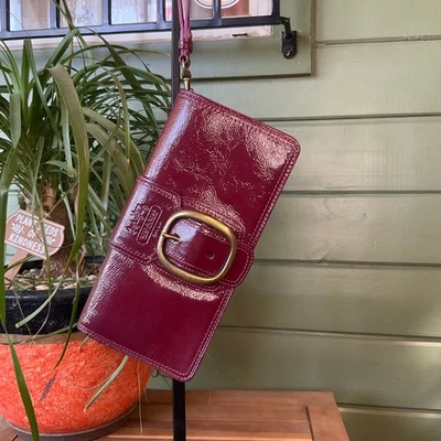 Bolso de mano Coach Bleecker patente de berenjena usado en excelente estado, se adapta a accesorios de latón iPhone Pro Max Foto 1 de 4