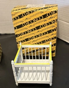 Miniaturas Concord Casa de Muñecas Guardería Parque Infantil Madera Blanco y Amarillo - Imagen 1 de 3