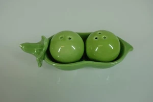 Juego de mini saleros y pimenteros Two Guisan in a Pod cerámica verde coleccionable - Imagen 1 de 4