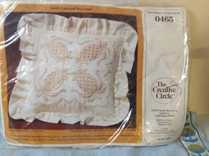 1980's Vtg Creative Circle Colonial Welcome Candlewick Pillow #0465 Ivory NOS - Picture 1 of 2