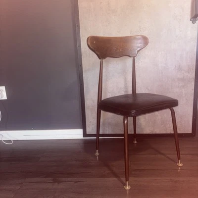 Silla de comedor Hartfield Industries moderna vintage de mediados de siglo madera y vinilo negro  Foto 1 de 4