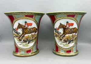 Par de jarrones trompeta de porcelana europeos vintage - escenas de caza de zorros ecuestres - Imagen 1 de 12