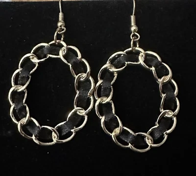 Pendientes de gancho colgantes de cadena ovalada tejida de cuero negro tono dorado Foto 1 de 4