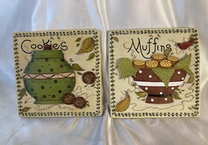 Juego de dos colgadores de pared de cocina de piedra vintage galletas y magdalenas 3D 5”x5” usados en excelente estado - Imagen 1 de 6