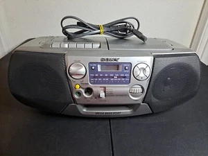 Sony CFD-V17 CD/Radio/Kassetten Ghettoblaster silber - VOLLSTÄNDIG GETESTET UND FUNKTIONIERT - Bild 1 von 11