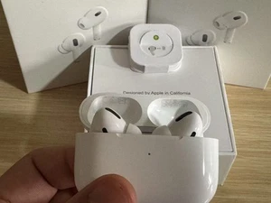 AirPods Pro (1st Generation) with MagSafe Wireless Charging Case (MLWK3ZM/A) - Photo 1 sur 4