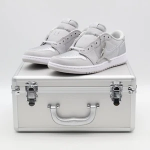 HM0365-002 Nike Air Jordan 1 Retro Low OG Metallic Silver mit Aktentasche (He... - Bild 1 von 13
