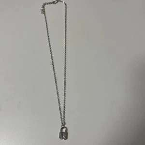 Collar tono plata con colgante de bloqueo tono plata - Imagen 1 de 5