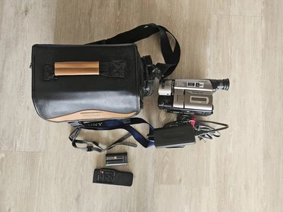 Sony Handycam CCD-TRV43 Hi8 Nightshot Camcorder Video Camera with Accessories - Image 1 of 4