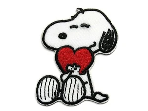 Aplique Snoopy Beagle Dog con Corazón Bordado Hierro en Parche 2,5 pulgadas - Imagen 1 de 1