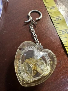 Schlüsselanhänger Schwebendes klares Herz mit goldfarbenen Münzen Vintage - Bild 1 von 4