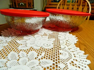 2 ciotole di nidificazione Pyrex con coperchi 4 qt e 2,5 qt modello di prova chiaro/punti usato in ottime condizioni - Foto 1 di 9