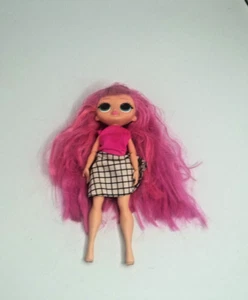 LOL Surprise OMG Fashion Doll - With Pink hair school outfit - Picture 1 of 3