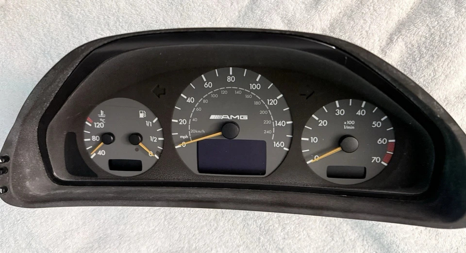 Velocímetro original Mercedes Benz E55 AMG W210 Cluster MPH 210 540 37 11 Foto 1 de 4