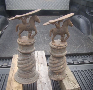 Antikes 2er Set Schuhputz Fußständer Gusseisen Pferd mit Holzsockeln Rarität - Bild 1 von 19