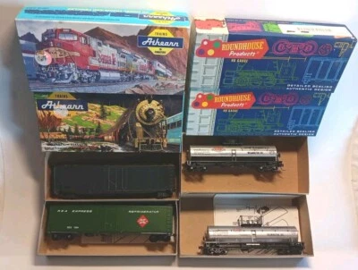 LOT OF 4 ROUNDHOUSE ATHEARN HO RAILROAD CARS DUPONT - Image 1 of 4