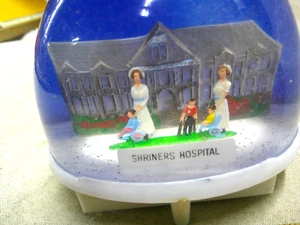 Vintage Schneekuppelkugel Shriner's Hospital Krankenschwestern leuchtet 1968 LESEN in Box - Bild 1 von 7