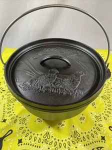 Lodge Cast Iron  Wildlife Series Pheasant 4 Quart Camp Dutch Oven - Picture 1 of 4