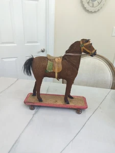 Antiguo Caballo Primitivo sobre Plataforma de Madera con Ruedas Hecho con Pelo de Caballo/Escondido - Imagen 1 de 22