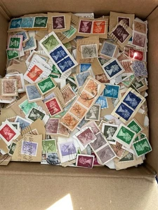 Over 600gm Machin Stamps Mainly On Paper - Kiloware - 1000s Of Stamps - Picture 1 of 6