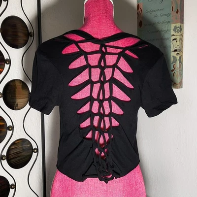 Camiseta recortada grande BOLSILLO DE LENTEJUELAS NEGRO SÓLIDO diseño abierto sin espalda torcida Foto 1 de 4