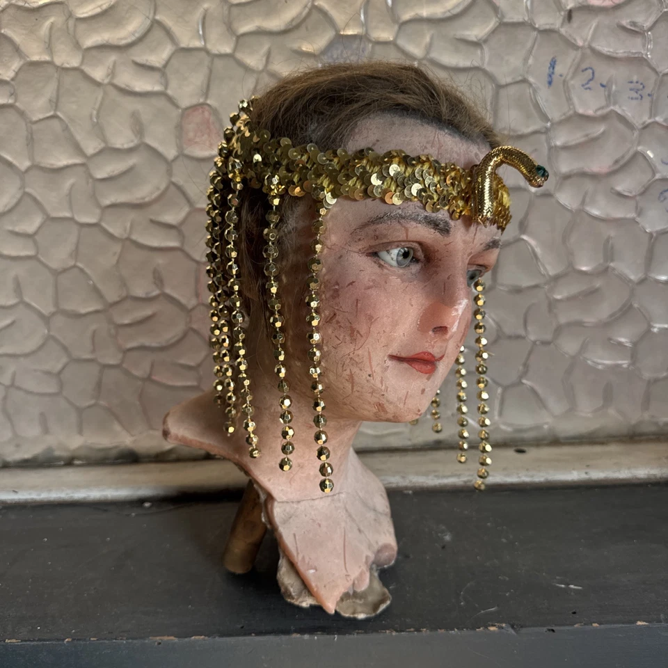 Chapéu tiara vintage década de 1960 lantejoulas douradas strass cobra Cleópatra - Imagem 1 de 4