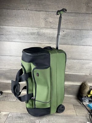 Victorinox Wheeled Duffle Werks 20” verde/negro. Foto 1 de 4