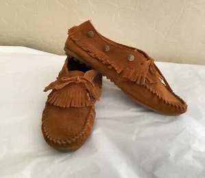 Mujer Minnetonka Mocasines Flecos Tachonados Talla 8 Marrón Gamuza Sin Cordones Planos 532 - Imagen 1 de 12