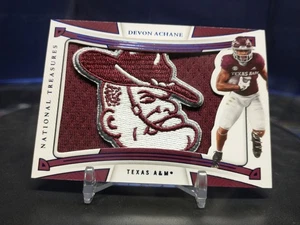 2023 Panini National Treasures Collegiate Devon Achane Sarge Patch Logo* LEGGI🔥 - Foto 1 di 8