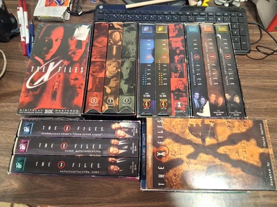 (LOT OF 26) 1990'S VINTAGE X FILES VHS TAPES, ALL DIFFERENT, SEASON 4, 3 WRAPPED - Imagem 1 de 4