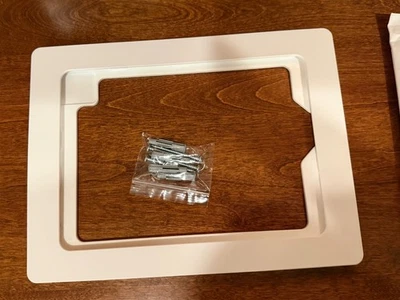 VidaMount White On-Wall iPad Mount – Fits iPad Pro 11 & Air 10.9/11 (M2–M3) - Image 1 of 4