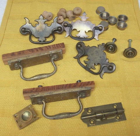 Mixed Lot 20 Pc Hardware Drawer Cupboard Handles Pulls Bolt Finger Holds + DE1 Cover