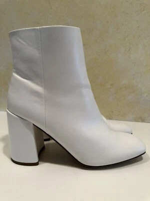 Botines Madden Girl While, para mujer talla 9,5 M, blancos precio de venta sugerido por el fabricante 79,99 USD usados en excelente estado 38 Foto 1 de 4