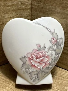Vintage Russ Berrie & Co. Porcelain Heart Vase Japan White Pink Roses Slim - Picture 1 of 8