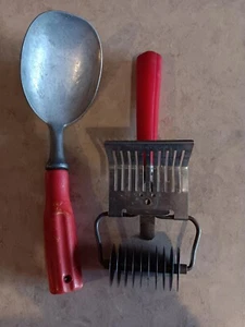 Vtg. 1 Bakelite Pasta Cutter Plus 1 Vtg Ice Cream Paddle - Picture 1 of 2