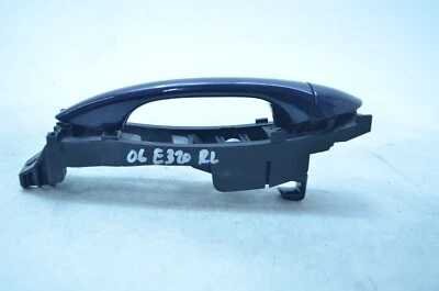 03-06 MERCEDES-BENZ W211 E500 MAÇANETA EXTERNA TRASEIRA ESQUERDA AZUL FABRICANTE DE EQUIPAMENTO ORIGINAL - Imagem 1 de 4
