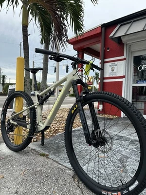 2025 Santa Cruz Blur 70 Trail - Medium - Gloss Fog - Image 1 of 4