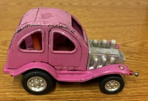 VINTAGE PINK METAL BANDAI WINDUP CAR - MISSING ONE HEAD LIGHT AND GRILL. - Picture 1 of 6