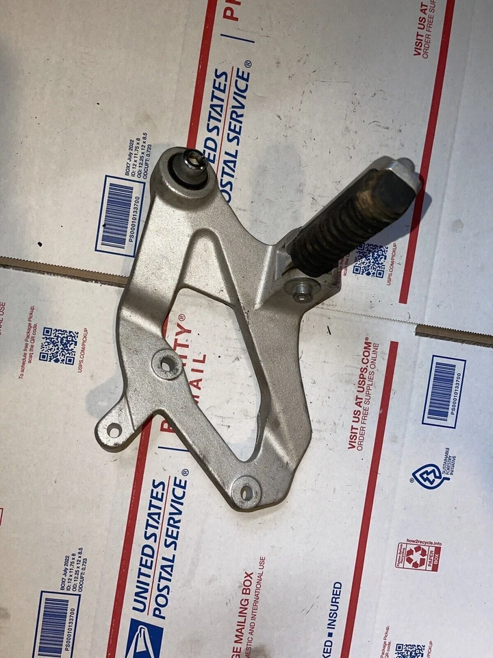 Soporte de montaje de clavija trasera izquierda pasajero Suzuki GSXR1100 1995 Foto 1 de 2