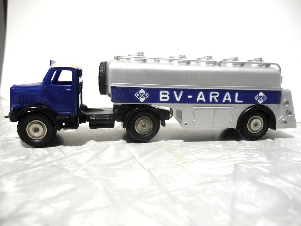 MARKLIN BV-ARAL TANKER TRUCK 5521/27 RARE THERMOPLASTIC TANK EXQUISITE MINT 1952 - Image 1 of 4