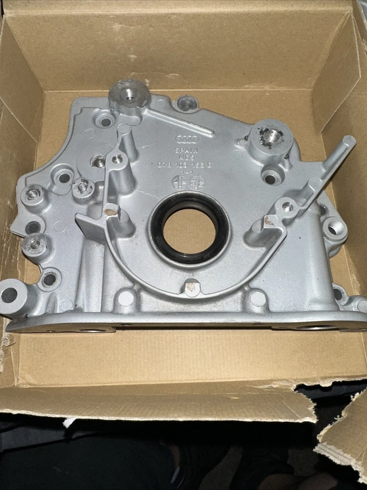 Brida de sellado delantera original Volkswagen Audi2.7 S4 A6 078103151B lista para enviar Foto 1 de 4