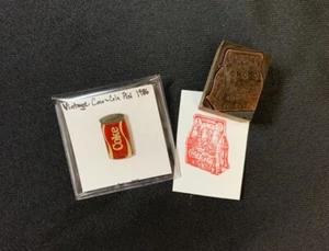 Vintage Letterpress Druckerblock & Dose Pin - Coca Cola Sammlerstücke Lot 3 - Bild 1 von 5